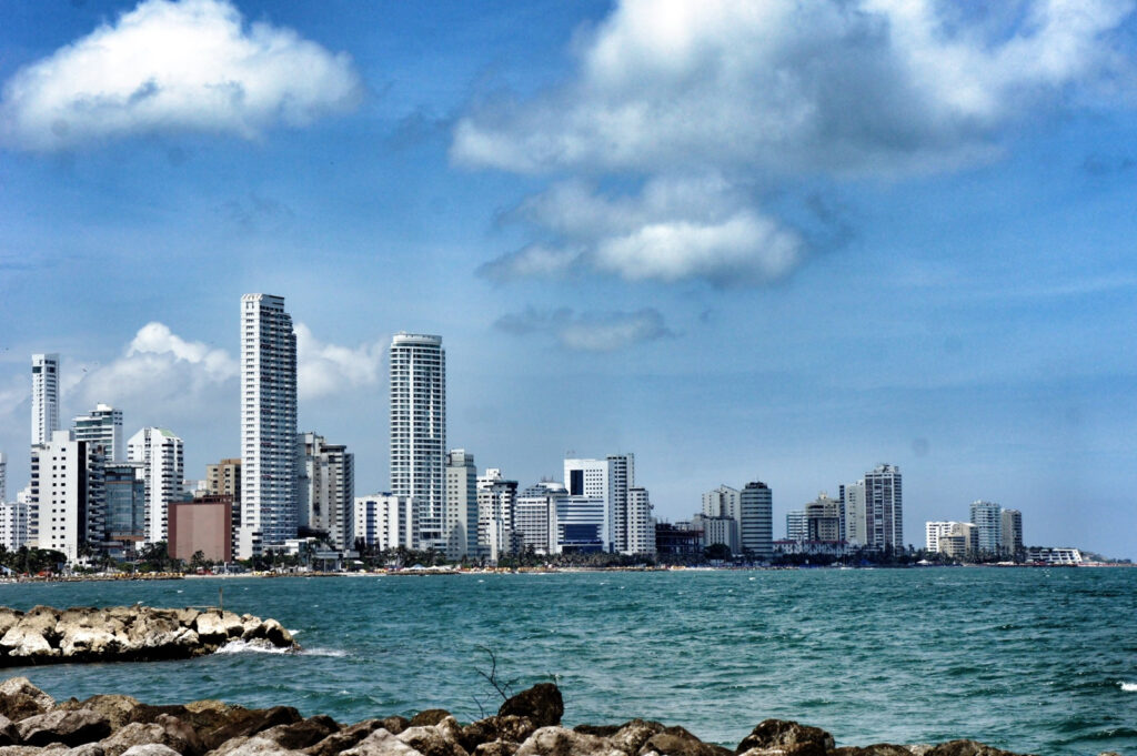 Cartagena richtet neuen barrierefreien Badepunkt an der Playa Mar de Cristal ein