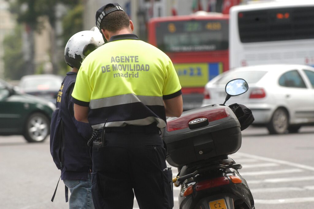 Madrid: Schutzkleidung und Hitze – Debatte um Uniformen der Agentes de Movilidad