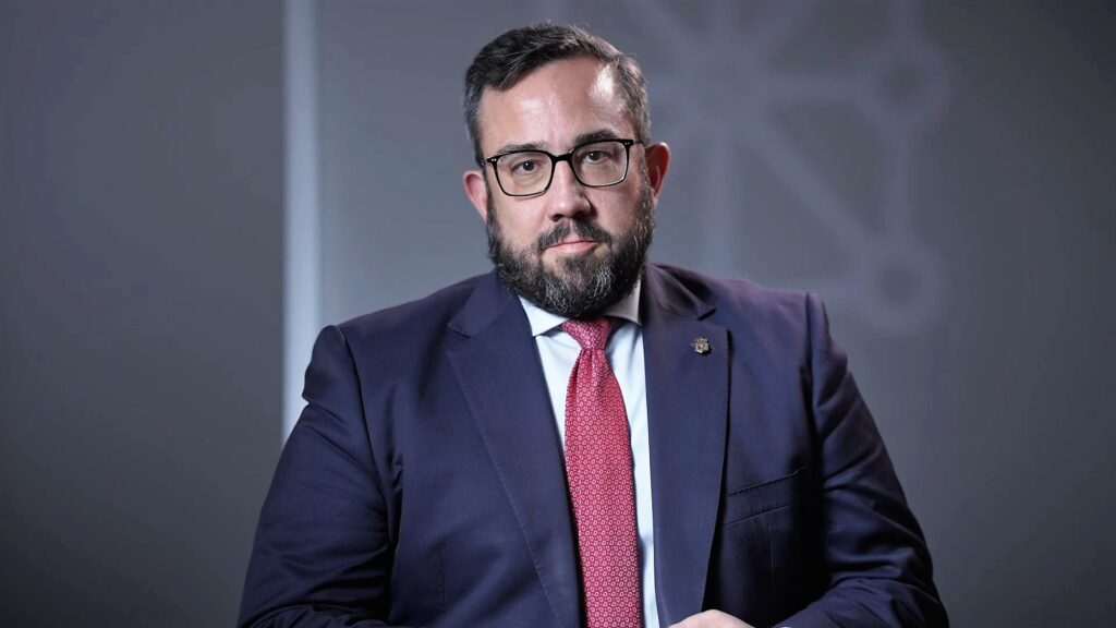 Navarras Regierungssprecher Remírez nennt UPN-Chefin Ibarrola „una auténtica losa“