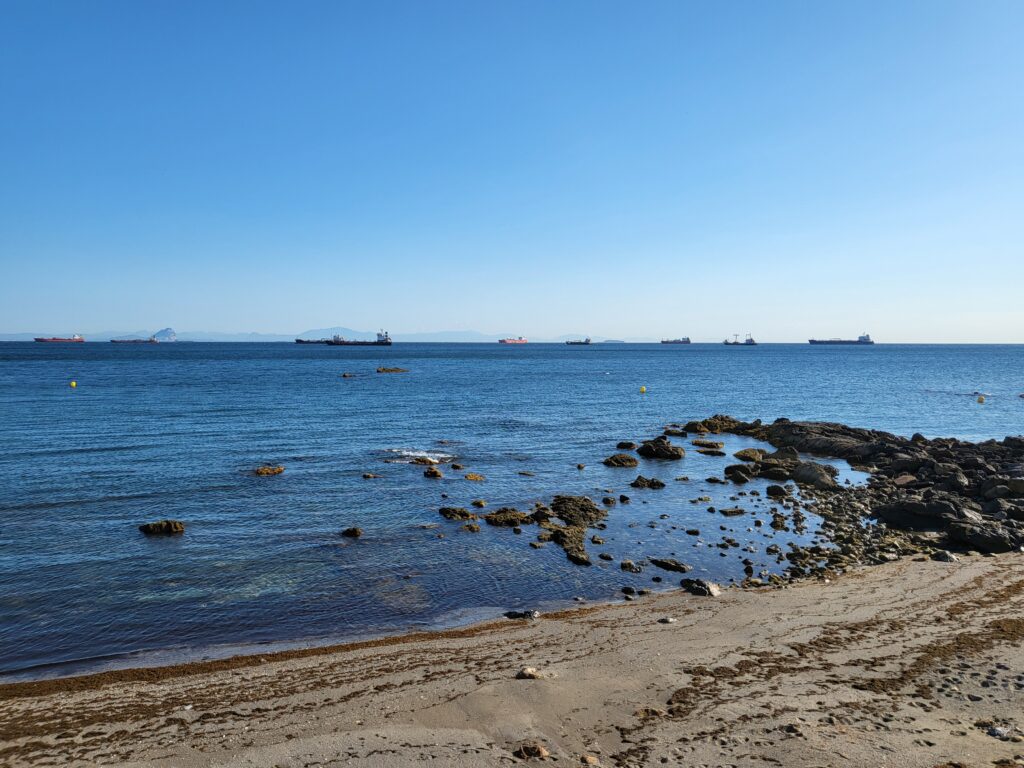 Ceuta beginnt Verlegung von Migranten von der Playa del Trampolín in temporäre Aufnahmeorte