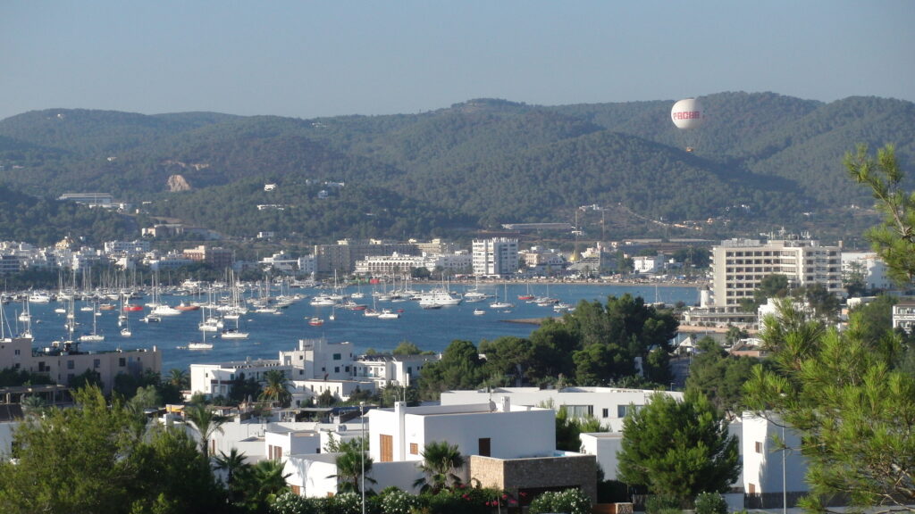 Ibiza und Formentera: Stiftung kritisiert nur 18 Anzeigen bei 4.813 Ankerungen über Posidonia im Jahr 2025