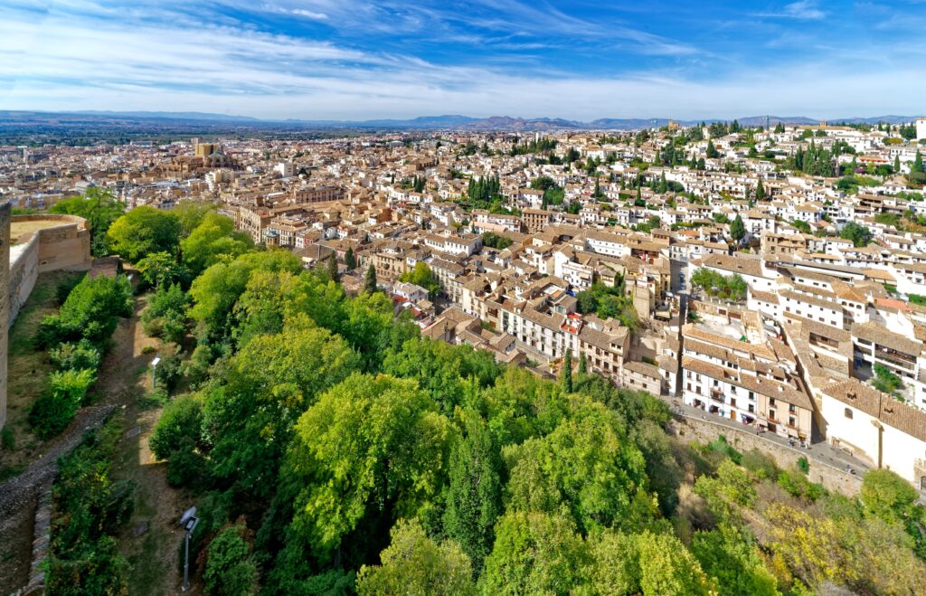 Granada nach Erdbebenserie: Prüfteams melden zahlreiche Fassadenschäden – Streit über seismische Bau-Norm